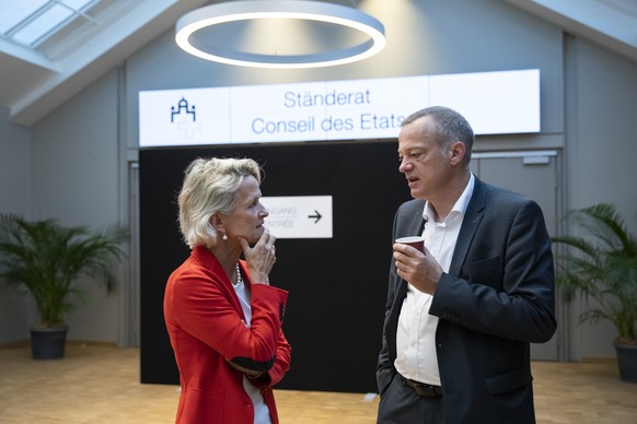 Andrea Gmuer, Fraktionspraesidentin CVP, links, diskutiert mit Martin Landolt, Parteipraesident BDP, waehrend der Sommersession der Eidgenoessischen Raete, am Donnerstag, 18. Juni 2020 im Staenderat i ...