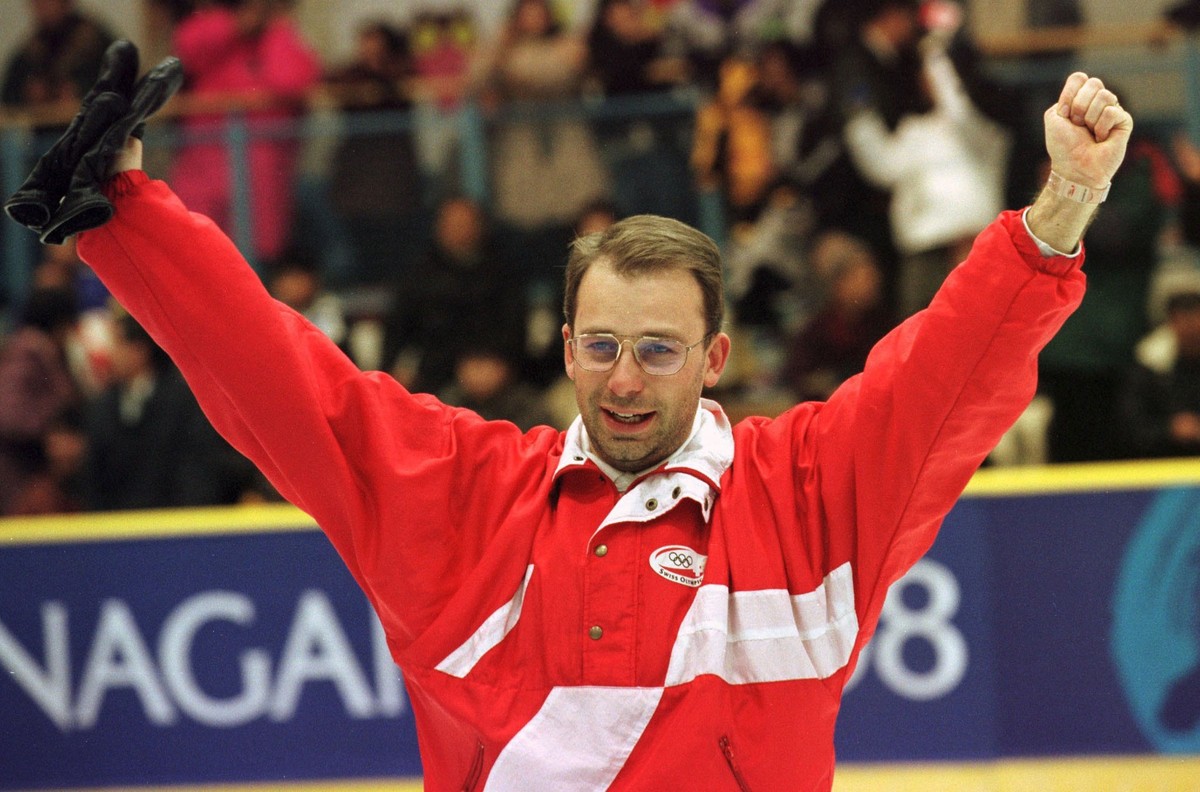 Der Skip der Schweizer Curler Patrick Huerlimann, jubelt am Sonntag, 15. Februar 1998, in der Curlinghalle von Karuizawa an den Olympischen Winterspielen, am Ende des Finalspiels der Schweizer gegen K ...