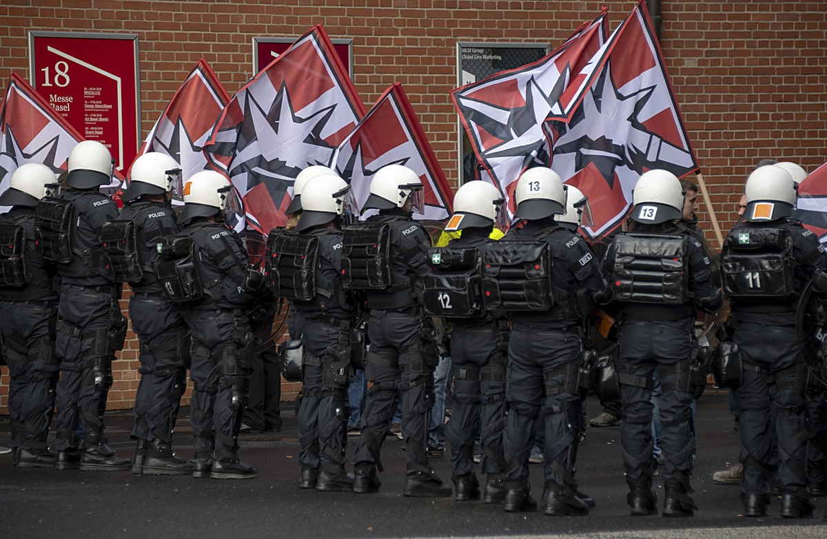 Die Polizei trennt die Handvoll Demonstranten der Pnos (Partei national orientierter Schweizer) von den hunderterten von Gegendemonstranten in Basel, am Samstag, 24. November 2018. (KEYSTONE/Georgios  ...