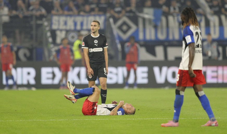 Foto : am Boden zerst�rt ist .... Miro MUHEIM HSV Fussball 1. Bundesliga , 2. Spieltag am Fr. 29.08.2025 Hamburger SV - FC St. Pauli *** Photo devastated is Miro MUHEIM HSV Fussball 1 Bundesliga , 2 M ...