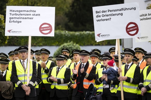 Piloten der Fluggesellschaft Swiss und Mitglieder der Pilotengewerkschaft Aeropers demonstrieren am Donnerstag, 29. September 2022 bei einem Protestmarsch vom Zentrum Schluefweg zur Swiss-Zentrale in  ...