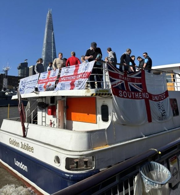 Die Southend-Fans legten einen Teil ihrer Auswärtsreise zu Sutton United per Boot zurück.