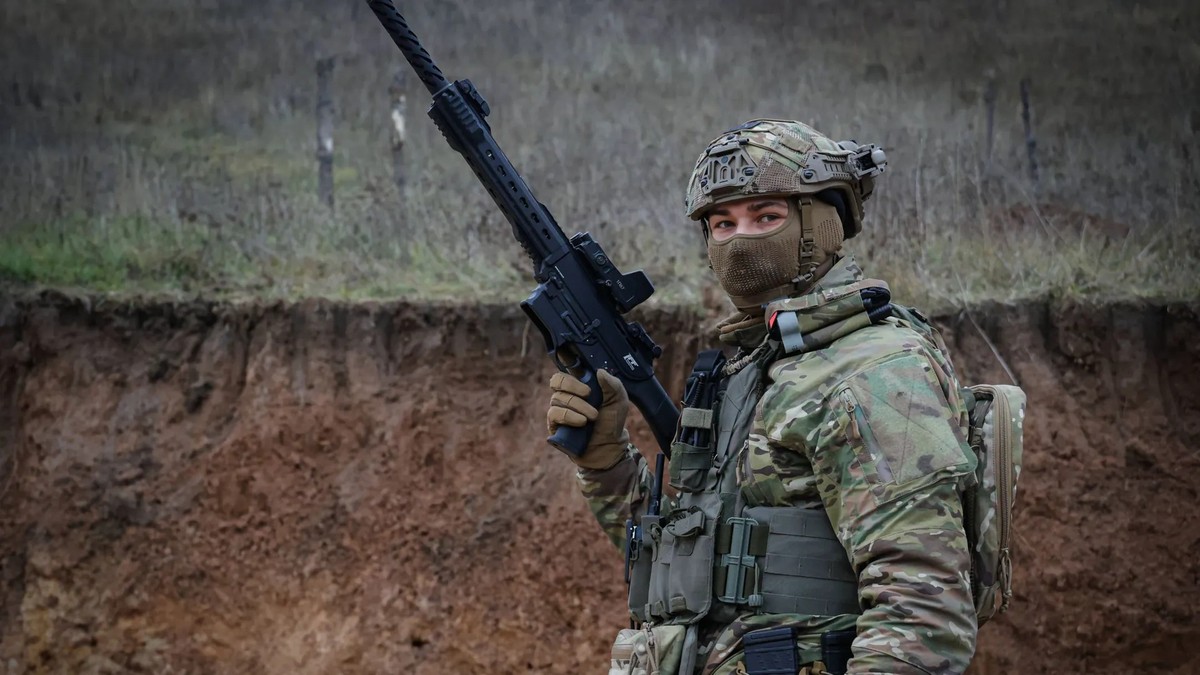 Un soldat ukrainien lors d'un exercice militaire: l'armée ukrainienne compte environ 880 000 soldats.