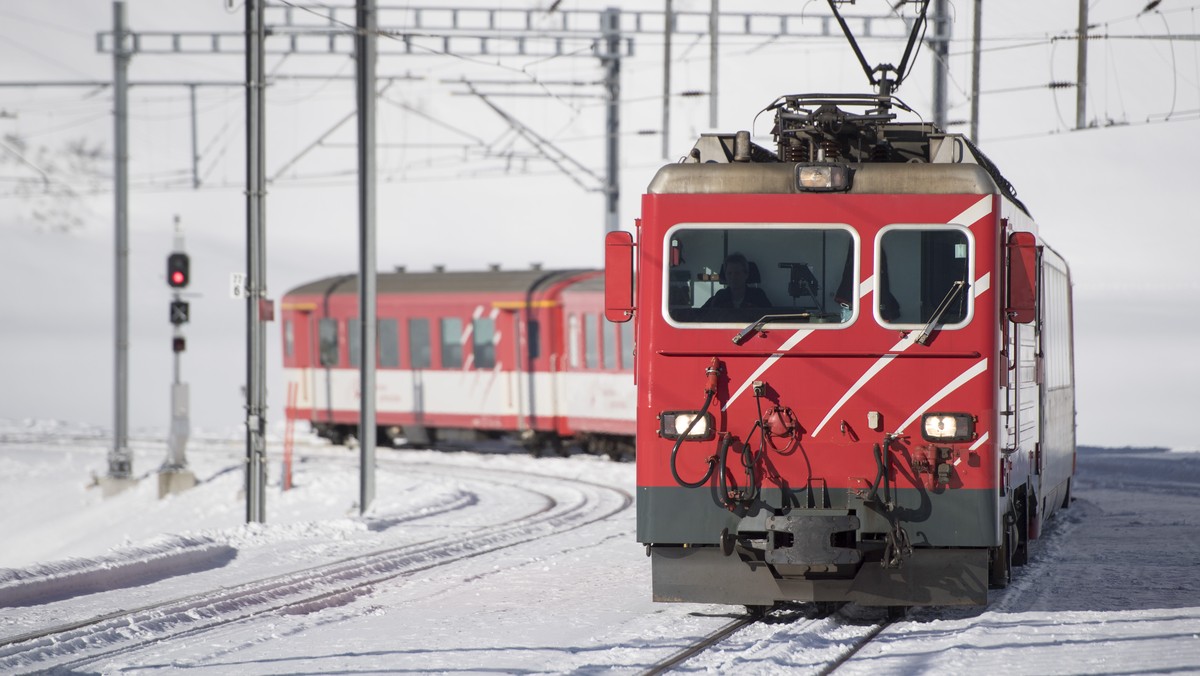Ein Zug der Matterhorn-Gotthard Bahn auf dem Oberalppass am Freitag 14. Dezember 20018. Ein Schneerutsch unterbrach am fruehen Montagmorgen, 24. Dezember 2018, die Bahnstrecke zwischen Uri und Graubue ...