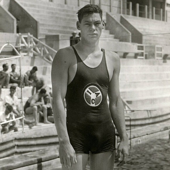 IMAGO / KHARBINE-TAPABOR

WEISSMULLER Johnny Johnny WEISSMULLER (1904-1984) au bord d une piscine. Photographie anonyme pour une carte postale vers 1924. Credit : Collection IM/KHARBINE-TAPABOR. *** W ...