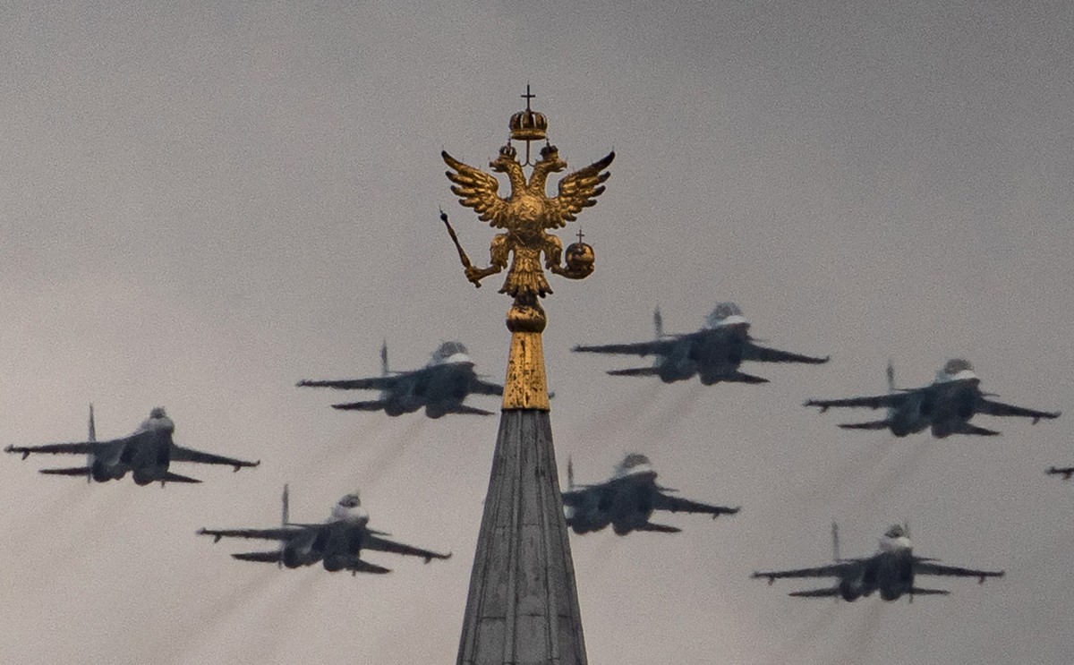 epa09186883 Russian Sukhoi Su-34 all-weather supersonic medium-range fighter-bomber aircrafts, Su-30SM multirole fighter aircrafts and SU-35S air-defence fighters perform a fly-by over the Kremlin tow ...
