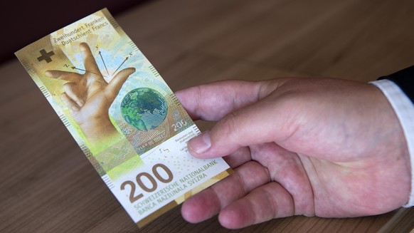 ARCHIVE - AM MITTWOCH, 22. AUGUST WIRD DIE NEUE 200ER NOTE IN UMLAUF GEBRACHT, DAZU STELLEN WIR IHNEN FOLGENDES BILDMATERIAL ZUR VERFUEGUNG - HANDOUT - Praesentation Erscheinungsbild der neuen 200er-N ...