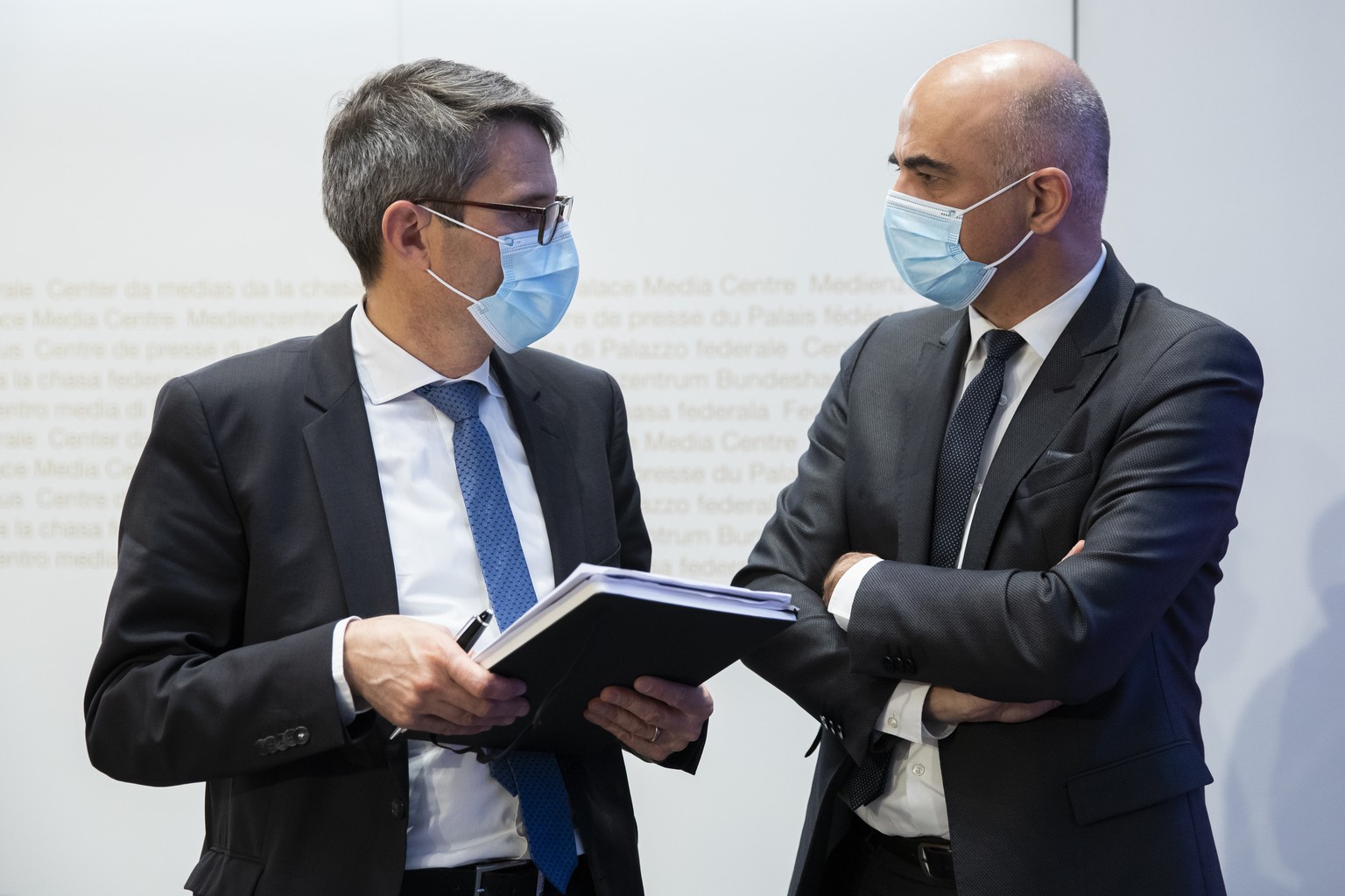 Bundesrat Alain Berset, rechts, und Lukas Engelberger, Praesident der Konferenz der kantonalen Gesundheitsdirektorinnen und -direktoren (GDK), diskutieren am Ende einer Medienkonferenz ueber das weite ...