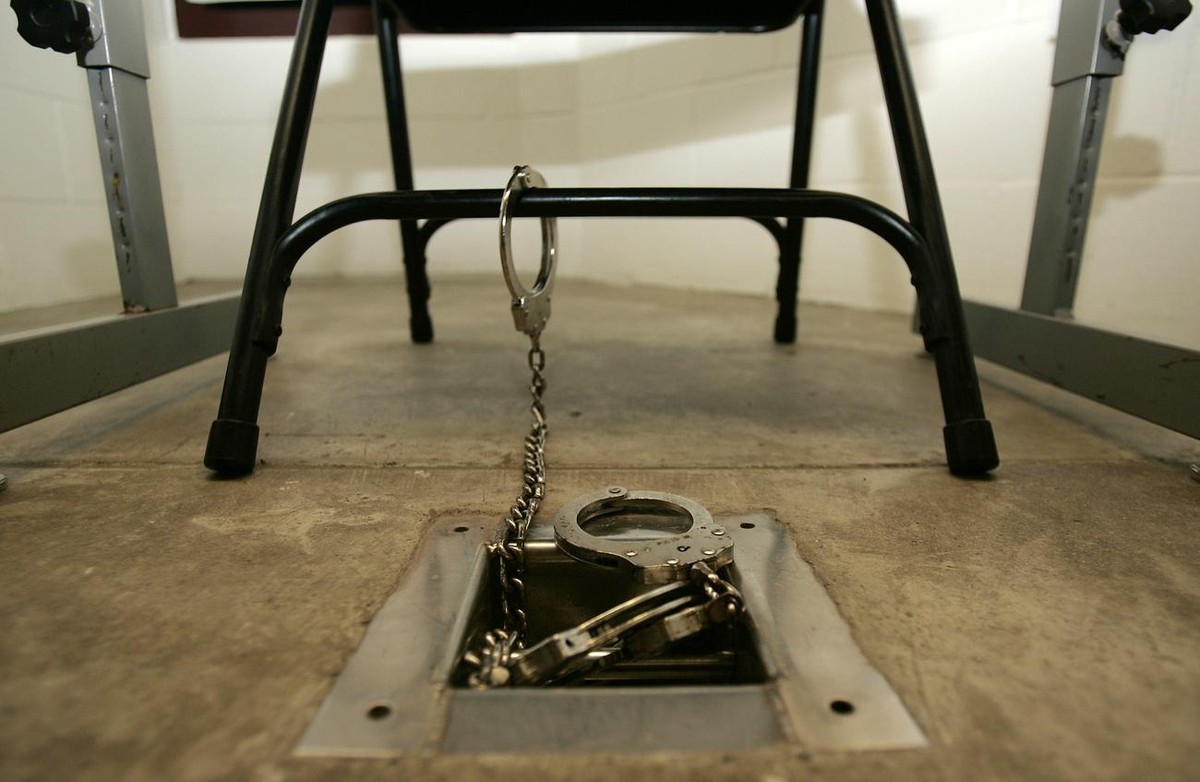 Dans cette image examinée par l'armée américaine, des menottes aux chevilles sont montrées verrouillées à la chaise et au sol dans une salle d'interrogatoire au Camp V, le samedi 25 juin 200 ...