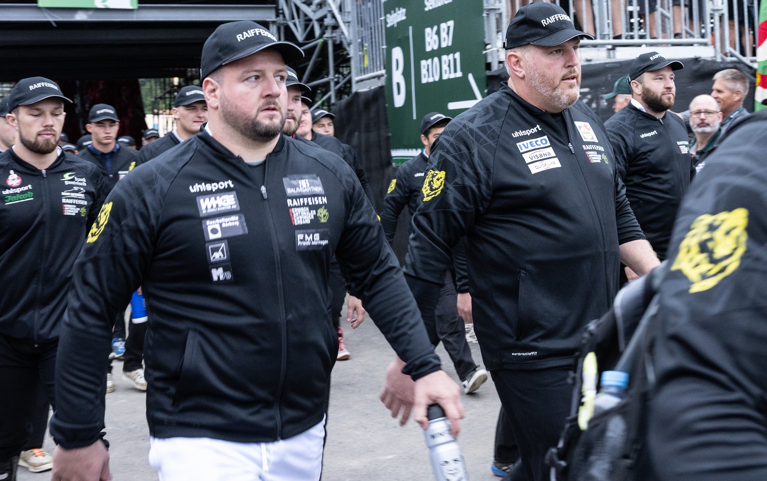 Florian Gnaegi, links, und Christian Stucki schreiten in die Arena am Eidgenoessischen Schwing und Aelplerfest (ESAF), am Samstag, 27. August 2022, in Pratteln. (KEYSTONE/Peter Schneider)