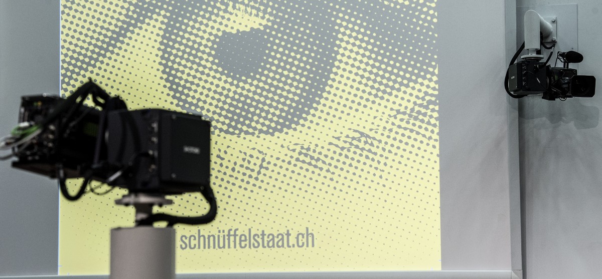 Ein linkes "Buendnis gegen den Schnueffelstaat" startet mit einer Medienkonferenz und digitaler Projektion das Referendum gegen das soeben vom Parlament verabschiedete Nachrichtendienstgeset ...