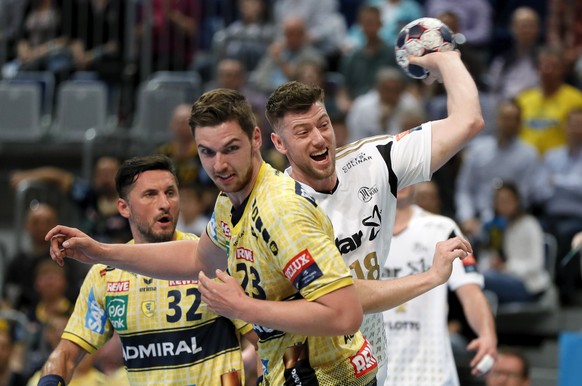 epa05879495 Rhein-Neckar Loewen's Hendrik Pekeler (L) in action against Kiel's Niclas Ekberg (R) during the EHF Champions League round of 16 handball match between Rhein-Neckar Loewen and TH ...