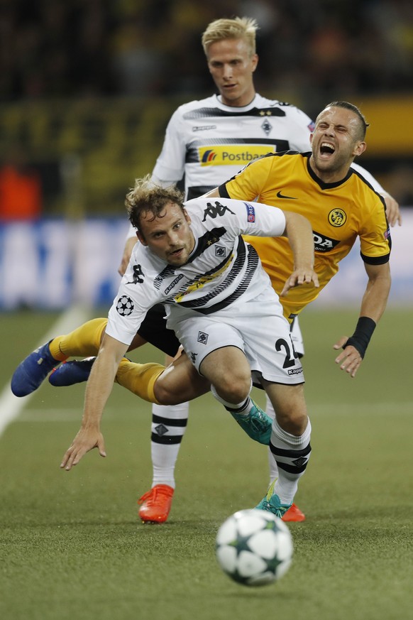 16.08.2016; Bern; Fussball Champions League play-off - BSC Young Boys - Borussia Moenchengladbach; Tony Jantschke (Gladbach) links und Oscar Wendt (Gladbach) gegen Miralem Sulejmani (YB) (Christian Pf ...