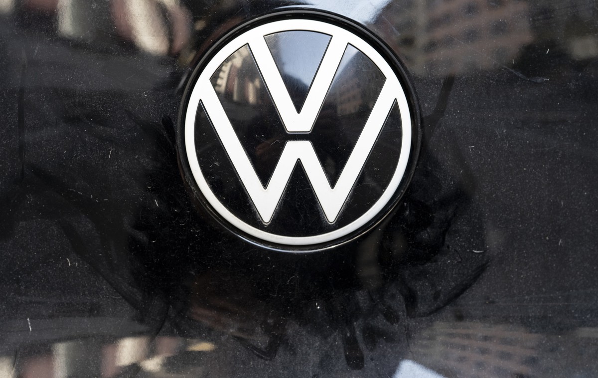 Das Logo der Volkswagen AG (VW) an einem Fahrzeug iD 3, aufgenommen am M8ttwoch, 30. April 2025 in Zuerich. (KEYSTONE/Ennio Leanza)