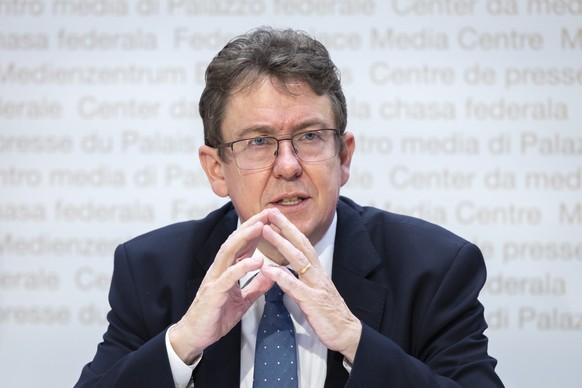 Bundesrat Albert Roesti spricht waehrend einer Medienkonferenz des Bundesrates zur Teilinkraftsetzung des Jagdgesetzes und Teilrevision der Jagdverordnung zur Regulierung von Woelfen und Steinboecken, ...