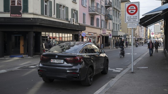Autofahrer ignorieren das Tagfahrverbot durch die Langstrasse in Zuerich, aufgenommen am Donnerstag, 19. Oktober 2023. (KEYSTONE/Ennio Leanza)