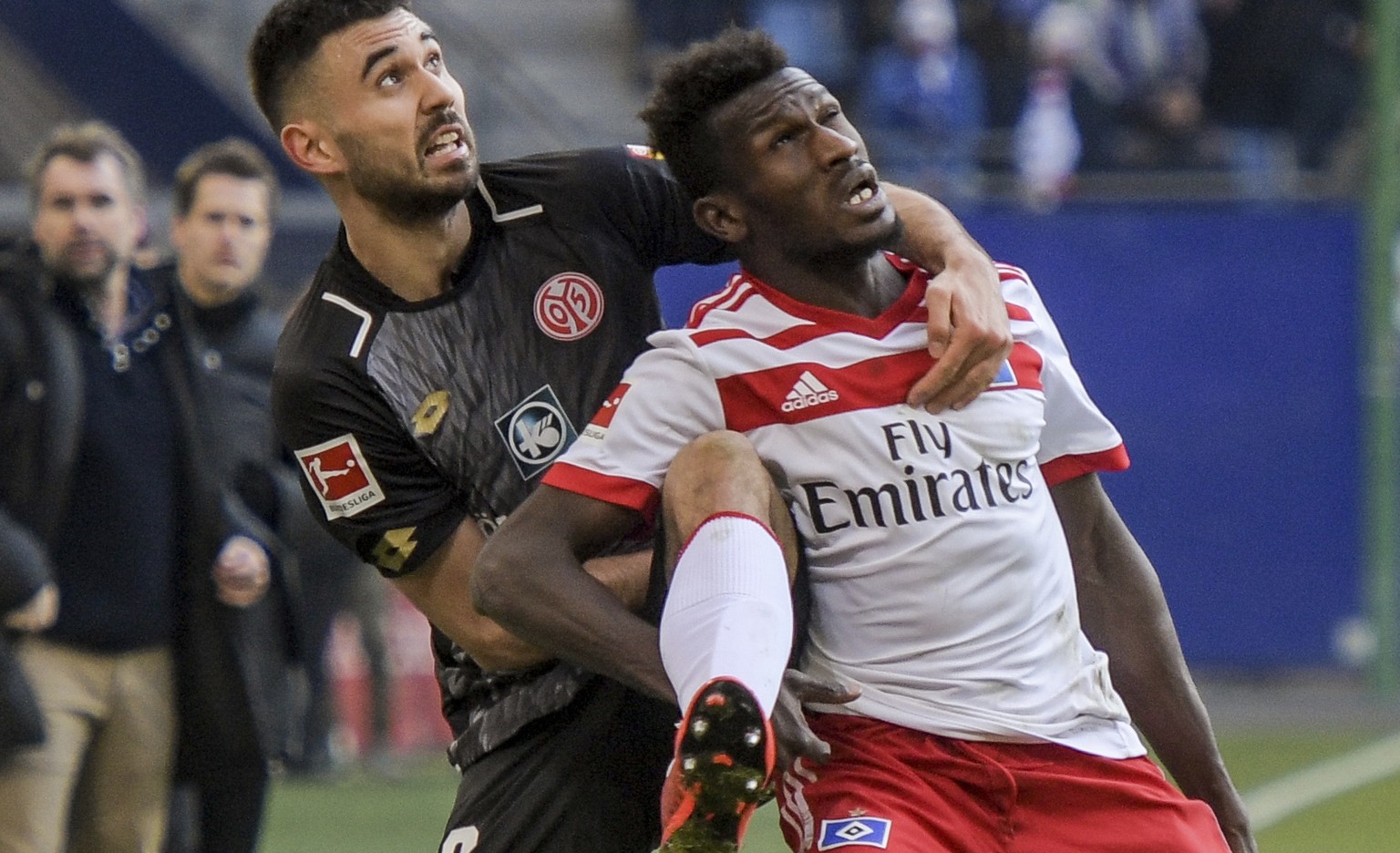 Mainz&#039; Gerrit Holtmann, left, Hamburg&#039;s Bakery Jatta, second left, Hamburg&#039;s Gotoku Sakaisecond right and Hamburg&#039;s Sven Schipplock challenge for the ball during the German Bundesl ...