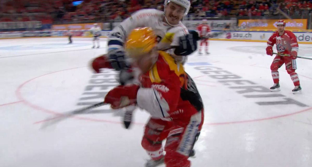 Laurent Dauphin checkt Tyler Moy von den SCRJ Lakers.