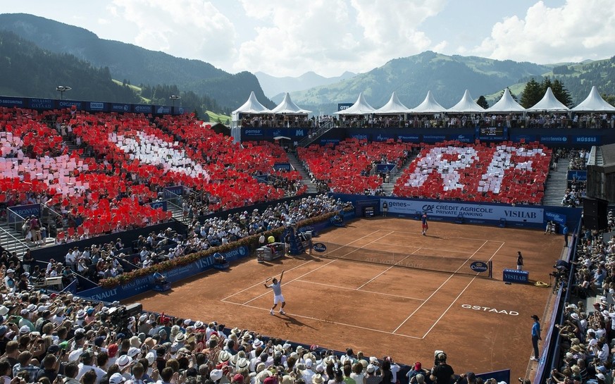 General view on the center court at the Suisse Open tennis tournament in Gstaad, Switzerland, Thursday July 25, 2013. (KEYSTONE/Peter Schneider)
