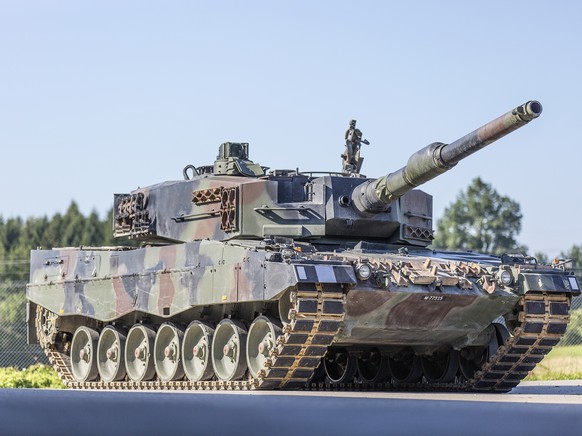 ARCHIV --- ZU DEN KRIEGSMATERIAL-EXPORTEN STELLEN WIR IHNEN FOLGENDES BILD ZUR VERFUEGUNG --- Ein Panzer 87 Leopard der Schweizer Armee, aufgenommen in Hinwil, am 17. Juli 2014. (KEYSTONE/Gaetan Bally ...