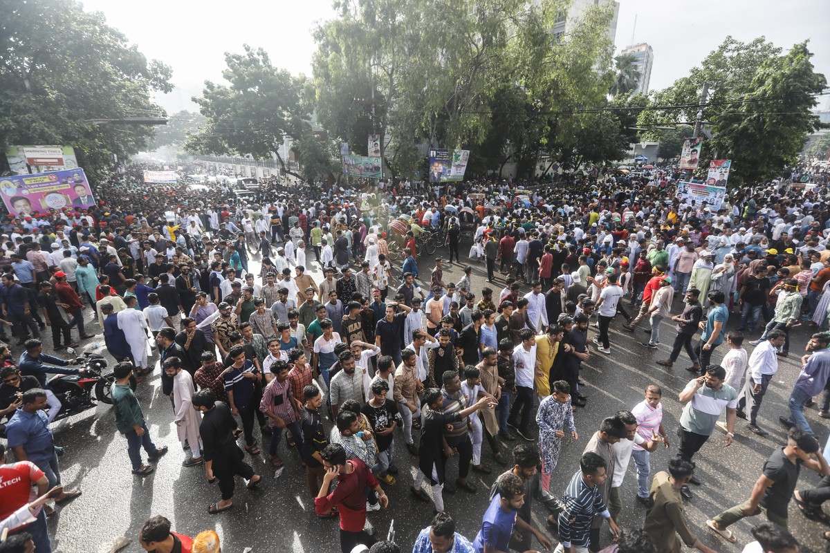 Bangladesh's ruling Awami League supporters shout slogans as they gather for a peace rally in Dhaka, Bangladesh, Friday, July 28, 2023. Thousands of supporters of Bangladesh's governing and  ...