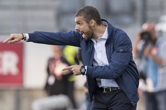 Lausannes Trainer Fabio Celestini gestikuliert im Fussball Meisterschaftsspiel der Super League zwischen dem FC Thun und dem FC Lausanne-Sport, am Samstag, 8. April 2017, in der Stockhorn Arena in Thu ...