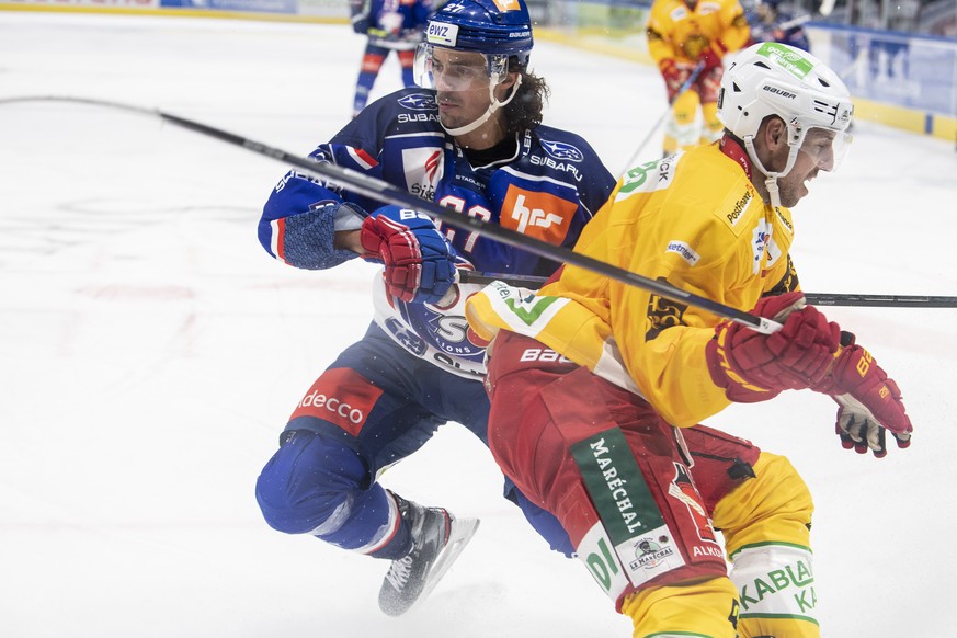 Zuerichs Roman Wick, links, kaempft um den Puck gegen Langnaus Larri Leeger, rechts, im Eishockeyspiel der National League zwischen den ZSC Lions und den SCL Tigers am Sonntag, 10. Januar 2021, im Zue ...