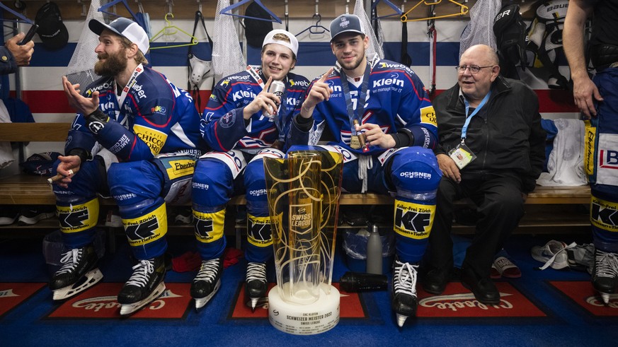 Die Spieler von Kloten feiern ihren Sieg im fuenften Eishockey Playoff-Finalspiel der Swiss League zwischen den EHC Kloten und dem EHC Olten am Mittwoch 20. April 2022, in der stimo arena in Kloten. ( ...