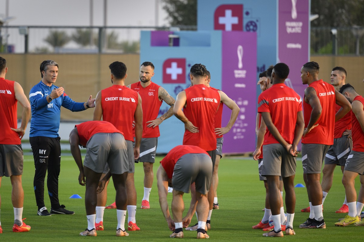 epa10307022 Switzerland's head coach Murat Yakin (L) speaks to players during an open training session of Swiss national team in preparation for the FIFA World Cup Qatar 2022 at the University of ...
