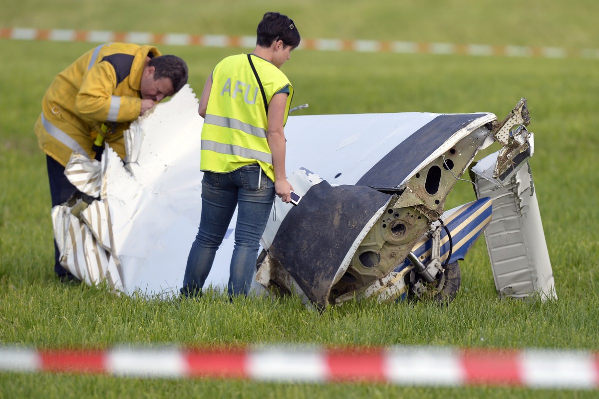 Das Fahrwerk des Flugzeugs. Zurzeit sichert die Unfalluntersuchungsstelle die Spuren.