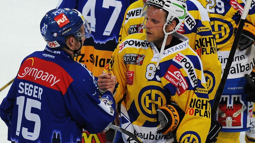 Shakehands zwischen dem Zuercher Mathias Seger, links, und dem Davoser Reto von Arx, rechts, nach dem siebten Playoff-Viertelfinalspiel der National League A zwischen den ZSC Lions und dem HC Davos, a ...