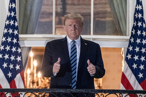 News Themen der Woche KW41 News Bilder des Tages President Donald J. Trump returns to the Truman Balcony of the White House after several days at Walter Reed National Military Medical Center for treat ...