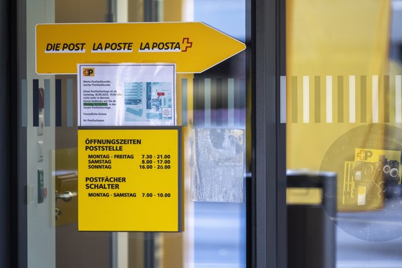 Hinweistafeln bei der neuen Vorzeigefiliale PostParc, am Montag, 20. November 2023, in Bern. Taeglich wird diese Filiale von 2200 Kundinnen und Kunden besucht. Das Herzstueck ist der Baldachin. Dieser ...