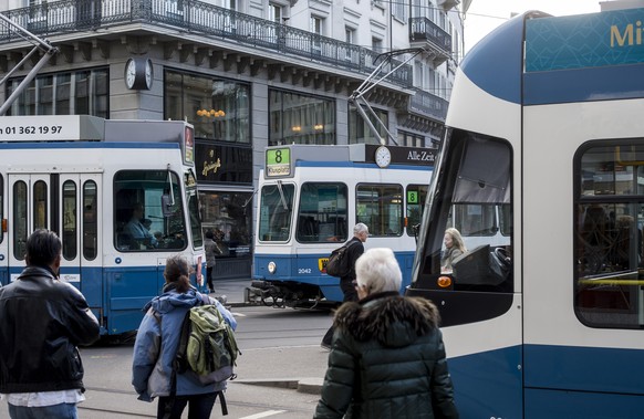 Die Zuercher Strassenbahnen &quot;Tram 2000&quot; und &quot;Cobra Tram&quot; fahren am Paradeplatz, aufgenommen am Dienstag, 3. Maerz 2015 in Zuerich. Die Verkehrsbetriebe Zuerich (VBZ) stehen in der  ...