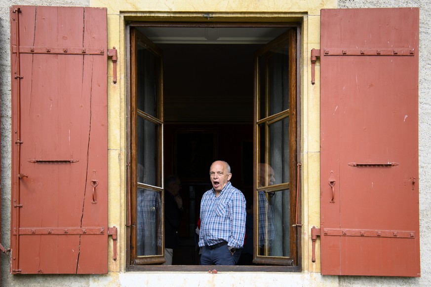 Le conseiller federal Ueli Maurer baille alors qu'il regarde par la fenetre lors de l'excursion du Conseil federal ce jeudi 1 juillet 2021 au Domaine de la Chartreuse de La Lance a Concise, ...