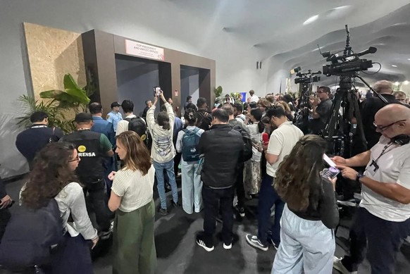 Bis spät in die Nacht hinein warteten Medienschaffende vor grossen Sitzungszimmer, in dem das Enddokument der COP 30 beschlossen werden sollte.