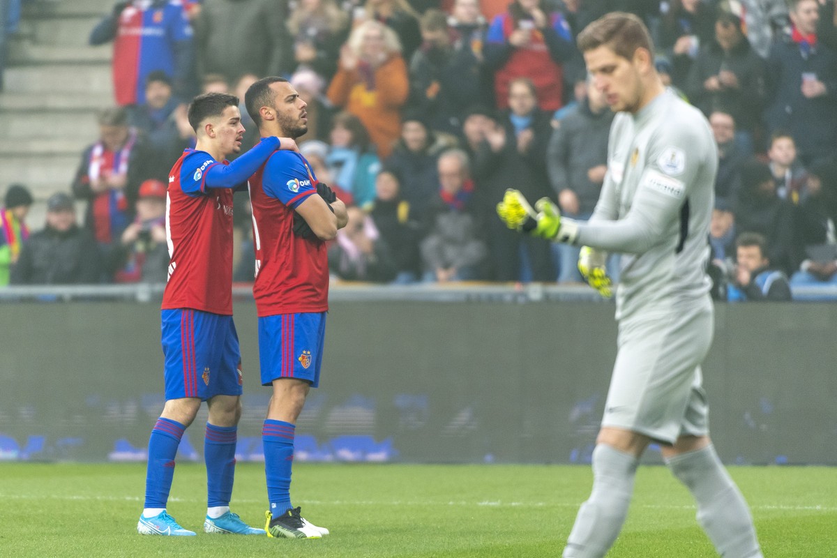 Basels Edon Zhegrova, links, und Basels Arthur Cabral, rechts, rechts jubeln nach dem 1:0 im Fussball Meisterschaftsspiel der Super League zwischen dem FC Basel 1893 und dem BSC Young Boys im Stadion  ...