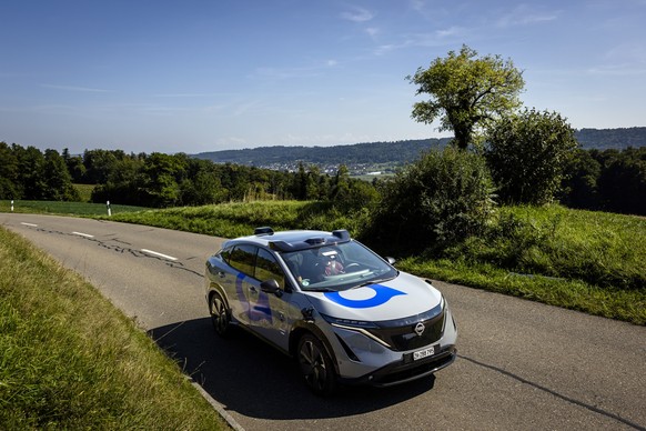 Ein Nissan WeRide Elektroauto, welches spaeter als selbstfahrendes Autos im oeffentlichen Verkehr im Furttal eingesetzt werden soll, faehrt mit einem Fahrer im Pilotgebiet fuer die Kartierung des Stre ...