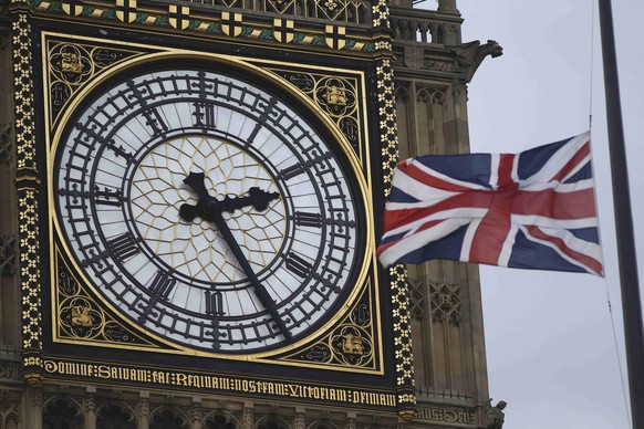 Fahne auf Halbmast vor dem Big Ben.