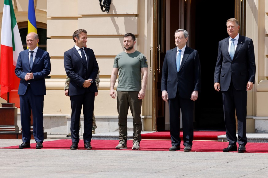 German Chancellor Olaf Scholz, left, French President Emmanuel Macron, second left, Ukrainian President Volodymyr Zelenskyy, Romanian President Klaus Iohannis, right, and Italian Prime Minister Mario  ...