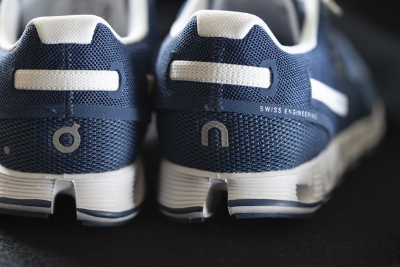Turnschuhe der Schweizer Sportmarke On, fotografiert am 26. August 2021 in Zuerich. (KEYSTONE/Gaetan Bally)
