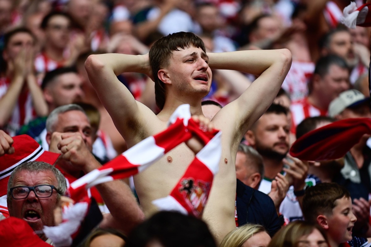 Sheffield United v Sunderland EFL Sky Bet Championship 24/05/2025. Play-Off Final A Sunderland AFC fan, overcome with emotion during the EFL Sky Bet Championship play off final match between Sheffield ...