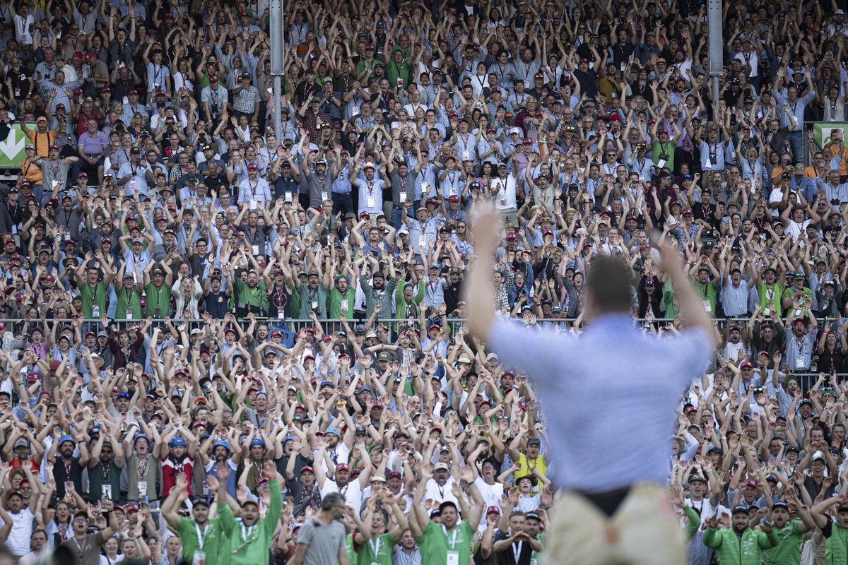 Armon Orlik jubelt mit Fans nach seinem achten Gang am Eidgenoessischen Schwing- und Aelplerfest 2025 Glarnerland (ESAF), am Sonntag, 31. August 2025, in Mollis. Armon Orlik konnte den Titel erben, na ...