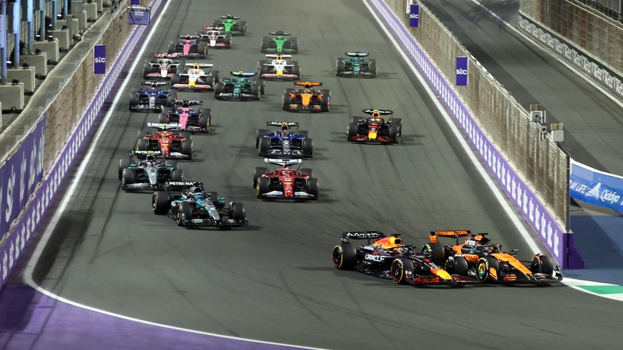 epa12043307 The cars in action after the start of the Formula 1 Saudi Arabian Grand Prix at the Jeddah Corniche Circuit in Jeddah, Saudi Arabia, 20 April 2025. EPA/ALI HAIDER