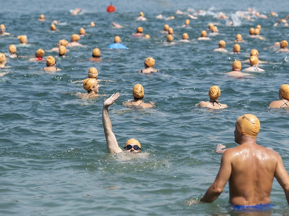 Die Seeüberquerung ist kein Wettbewerb mit Zeitmessung. Da bleibt auch Zeit, um dem Fotografen zuzuwinken.