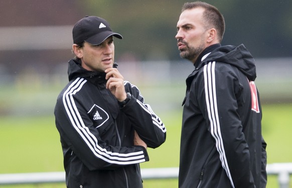 Der neue FC Luzern Trainer Markus Babbel, Mitte, und Assistent Gerardo Seoane, links, und Sportdirektor Alex Frei, rechts, beim ersten Training mit der Mannschaft, in der Swisspor Arena in Luzern, am  ...