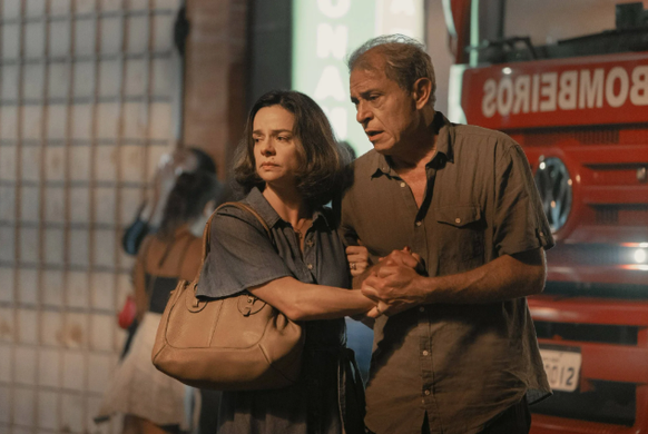 Die Eltern Lívia (Raquel Karro) und Ricardo (Paulo Gorgulho) suchen verzweifelt nach ihrem Sohn Marco, der am Abend des Brands den Club «Kiss» besucht hat.