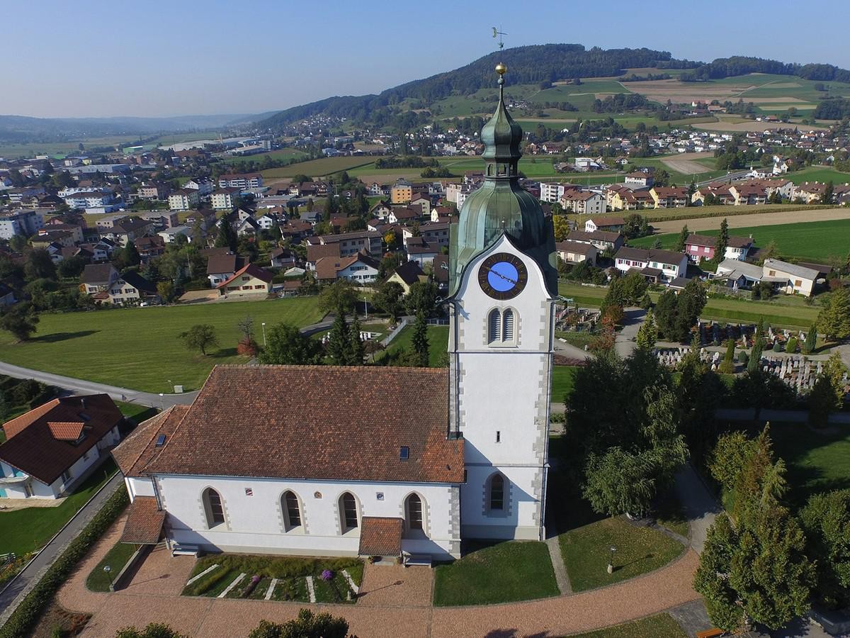 Die reformierte Kirche von Reinach AG ist das erste Gotteshaus, das im Berner Staatsgebiet nach der Reformation gebaut wird. Kirchenschiff 1529, Erhöhung des Turms 1664, Verlängerung des Schiffs 1776, ...