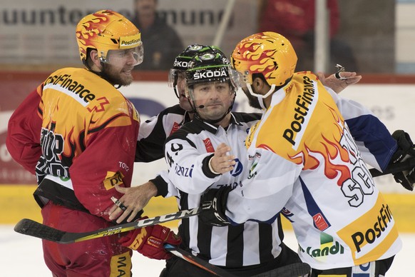 Tigers Chris DiDomenico, links, und Biels Topscorer Robbie Earl rechts, geraten aneinander, waehrend dem Eishockey National League A Spiel, zwischen den SCL Tigers und dem EHC Biel, am Dienstag 29. No ...