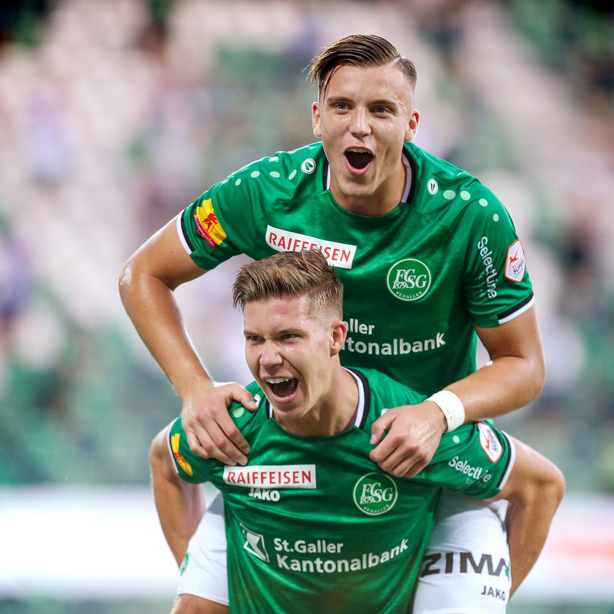 St. Gallens Cedric Itten, unten, freut sich zusammen mit seinem Teamkollegen Ermedin Demirovic, oben, ueber seinen 2. Treffer, aufgenommen beim Fussball Super-League Spiel FC St. Gallen gegen Neuchate ...